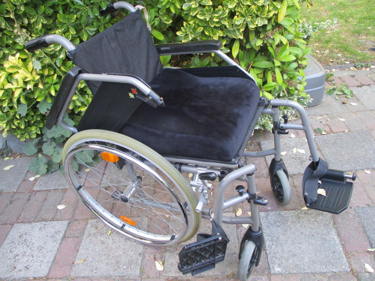 Degelijke rolstoel met wigkussen te koop