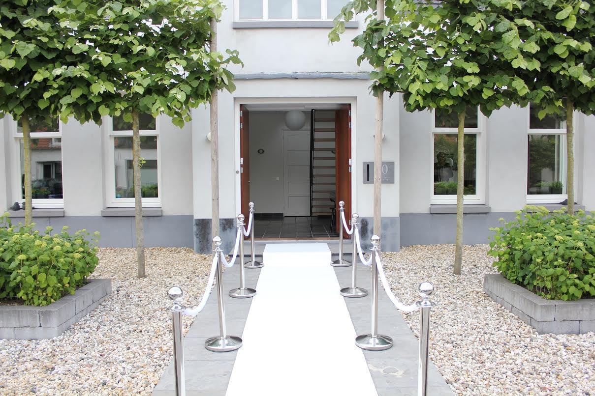 Witte loper en witte tule voor bruiloft