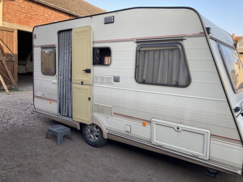 Caravan Sterckeman Fjord 390T met ruime  voortent en sanitaire ruimte!!