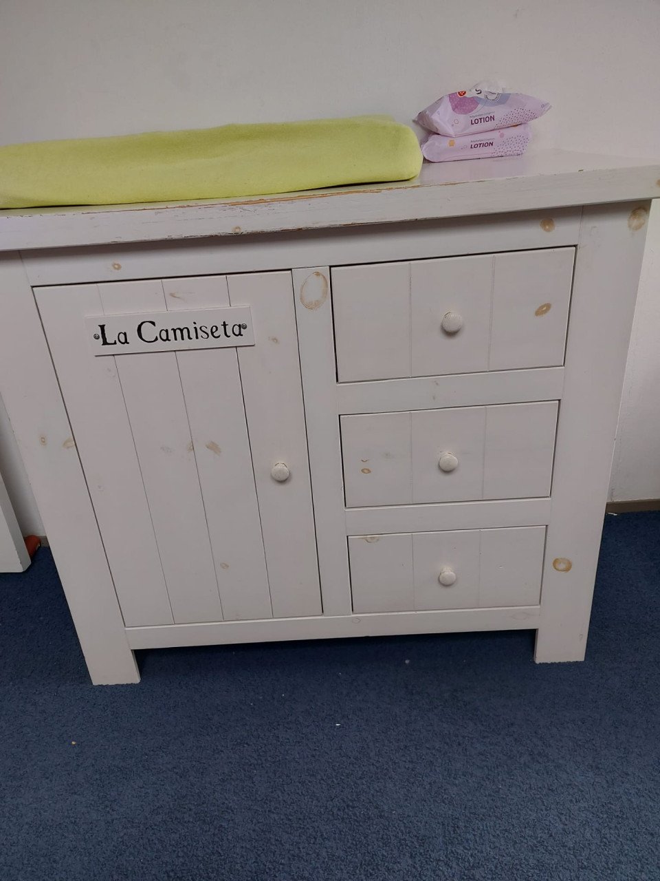 Mooie whitewash babykamer Amigo's Amiga's €75,-