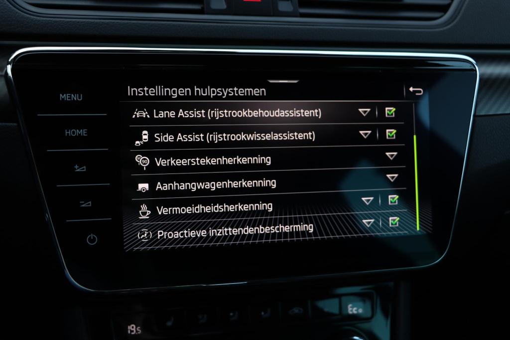 Skoda Superb combi 1.4 tsi iv sportline business 218pk dsg6 | soh 94,3% |