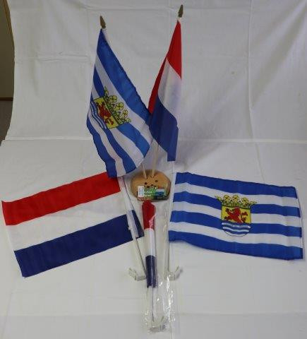 Vlaggetjes 22 stuks Nederlands 18 stuks Zeeuws Afm: 30 x 45 cm Aan houten
