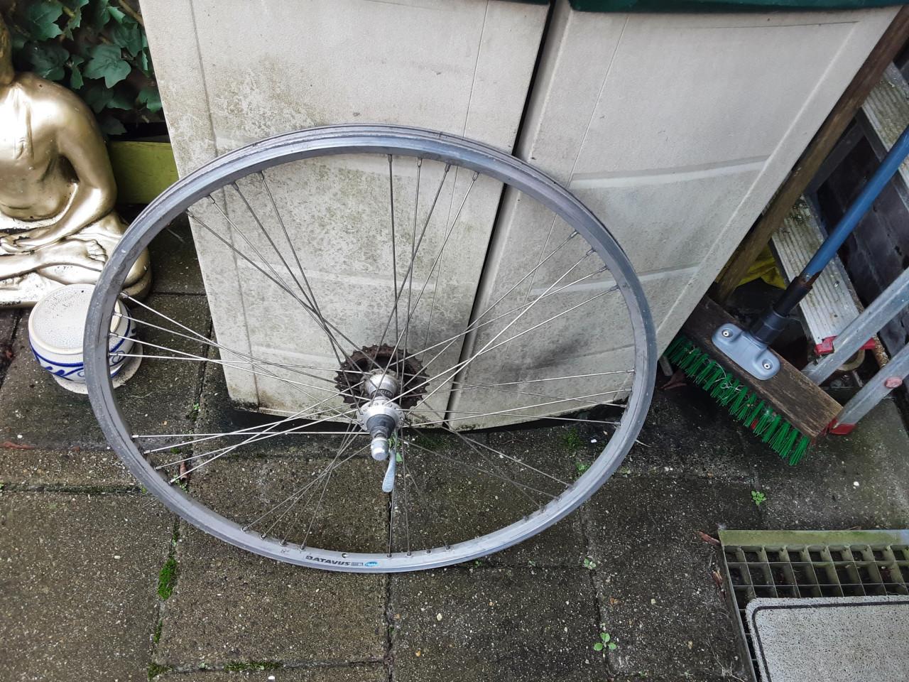 28 inch batavus achterwiel, 8 speed cassette, uitvalnaaf