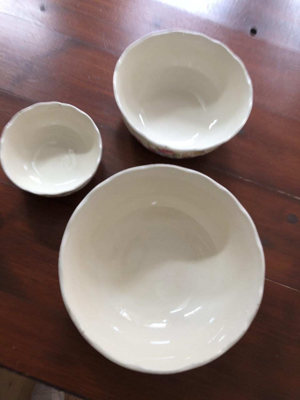 Mooi set brocante schalen met bloemmotief en golvende rand