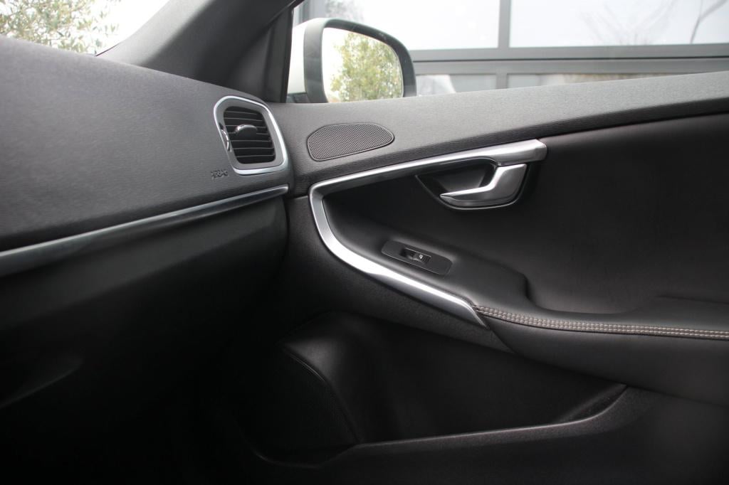 Volvo V40 1.5 t2 r-design automaat - leder/alcantara - led - navi - pdc + c