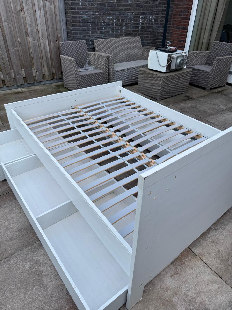 Tweepersoonsbed 140 x 200 cm – wit