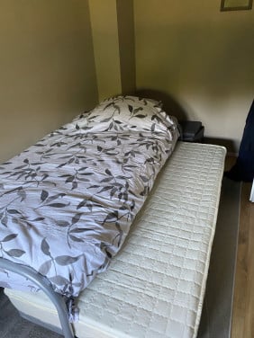 2 eenpersoonsbedden, 1 vast en 1 inklapbaar er onder