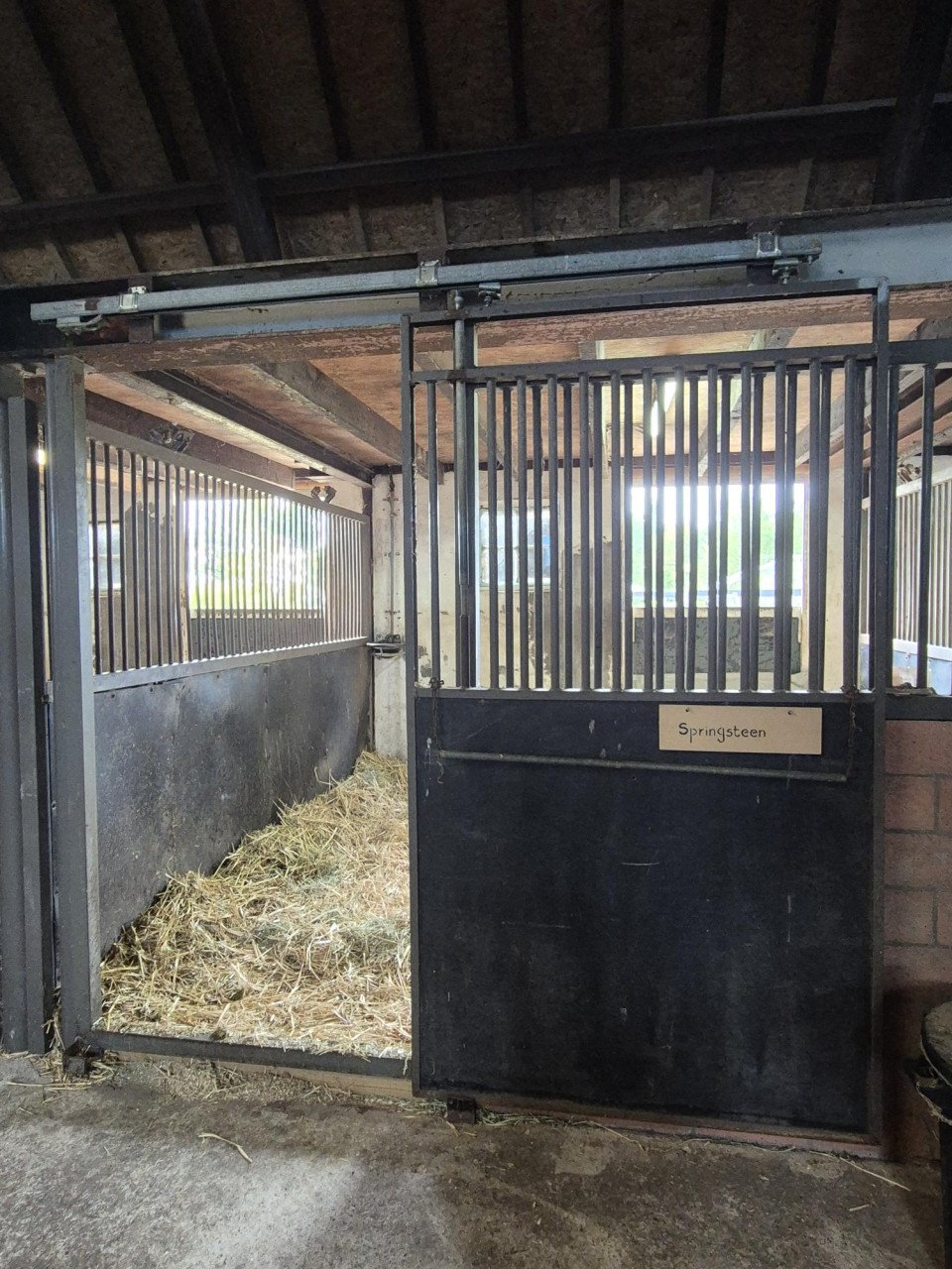Paardenstal - staldeuren en tussenwanden te koop