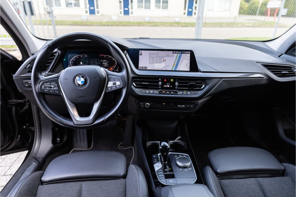 BMW 1 Serie 118i sport line business edition ✅1jaarbovag✅cam✅nav✅apple✅cc