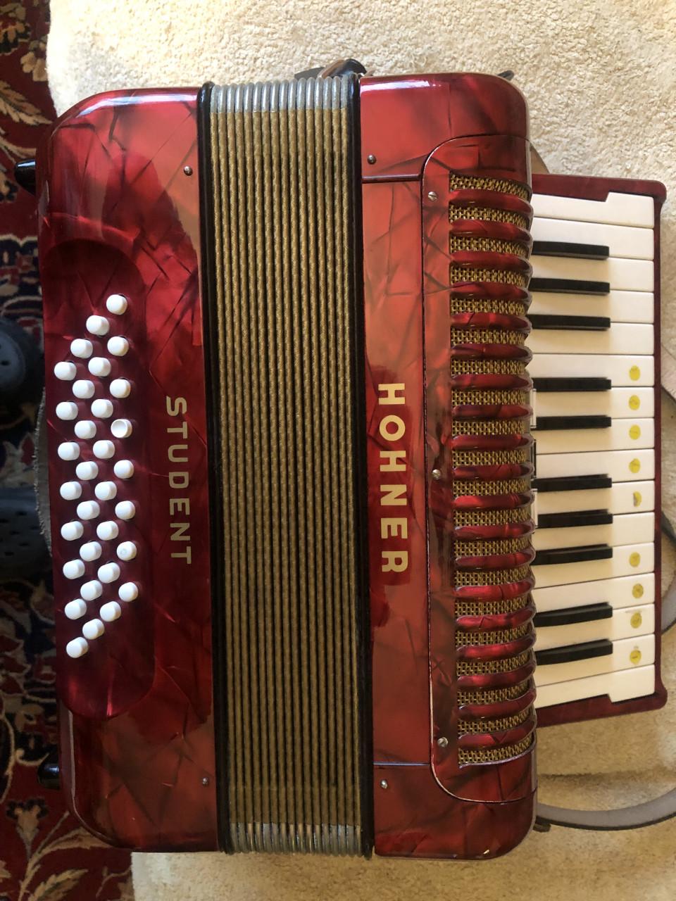 ACCORDEON HOHNER STUDENT 32 bas in koffer.