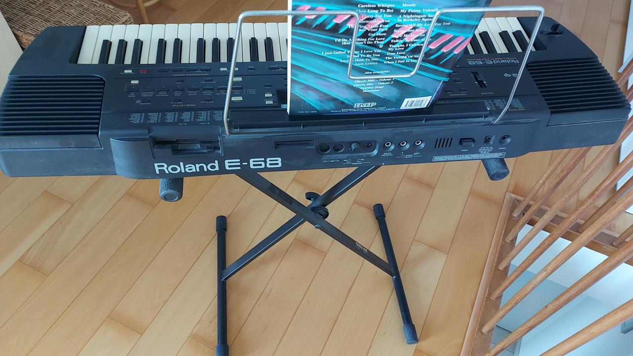 Keyboard Roland E-68 met keyboardstatief