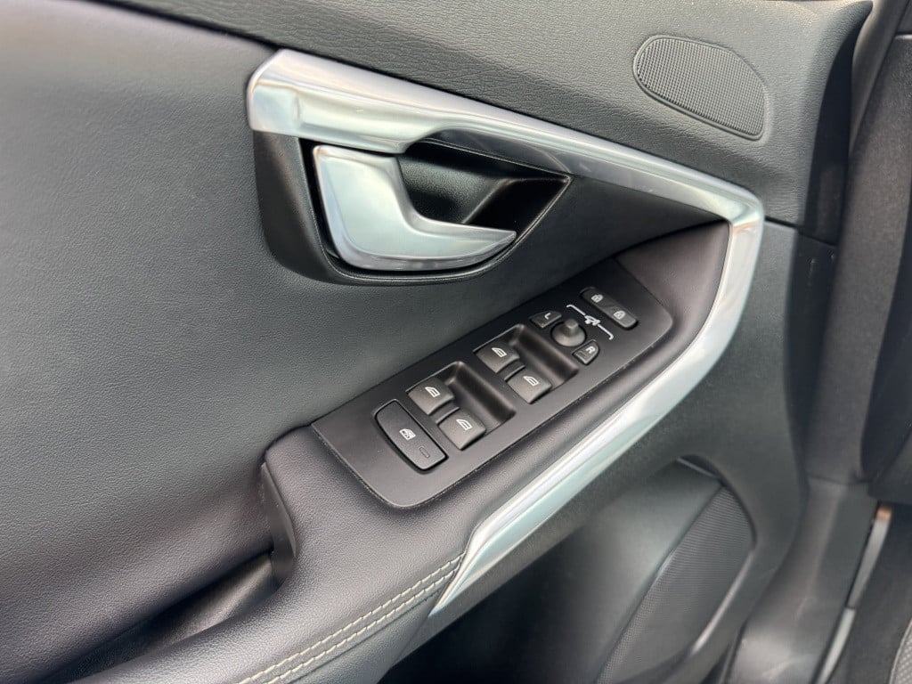 Volvo V40 t3 153pk polar+ sport| panodak| trekhaak| camera| h&k sound