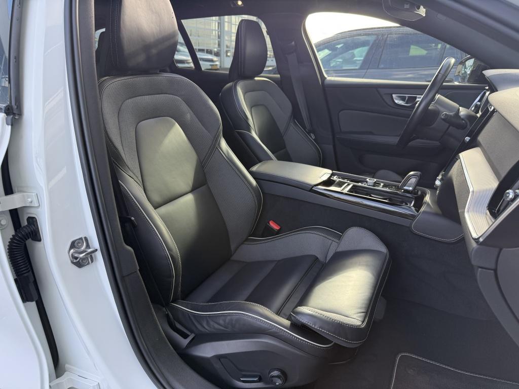 Volvo V60 t6 340pk recharge r-design| panodak| adap.cruise| 360camera| awd