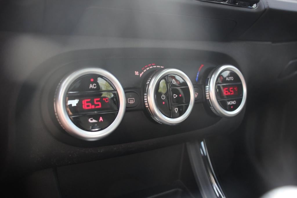 Alfa Romeo Giulietta 1.4 turbo turismo -170 pk - trekhaak - panoramadak - p