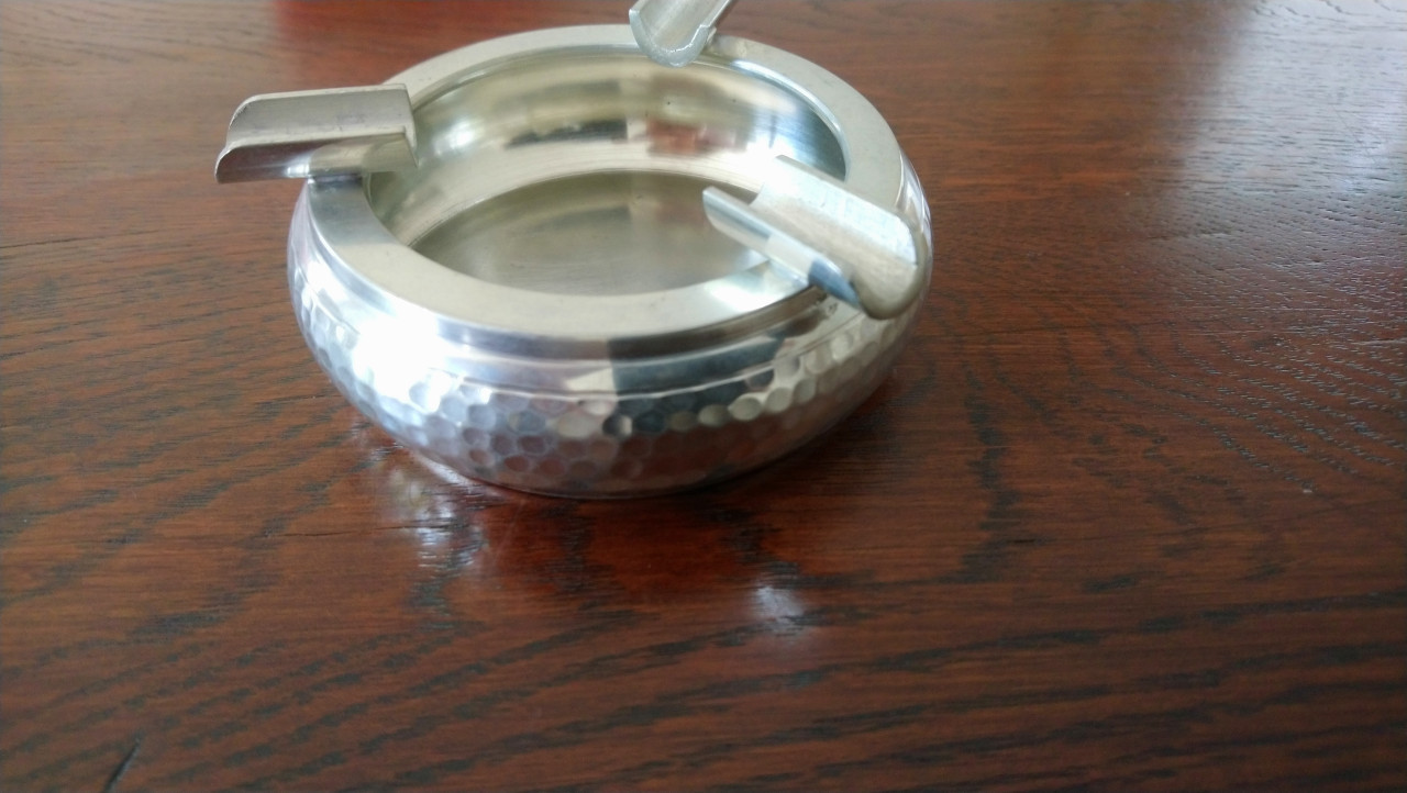 Banka Tin Indonesia asbakje gehamerd tin, dia 9 cm