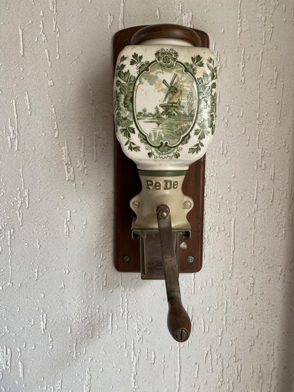 Oude koffiemolen voor aan de wand