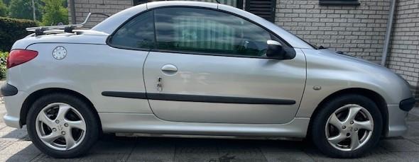 Peugeot 206 CC Cabrio zilvergrijs. Sportief en zomerproof !