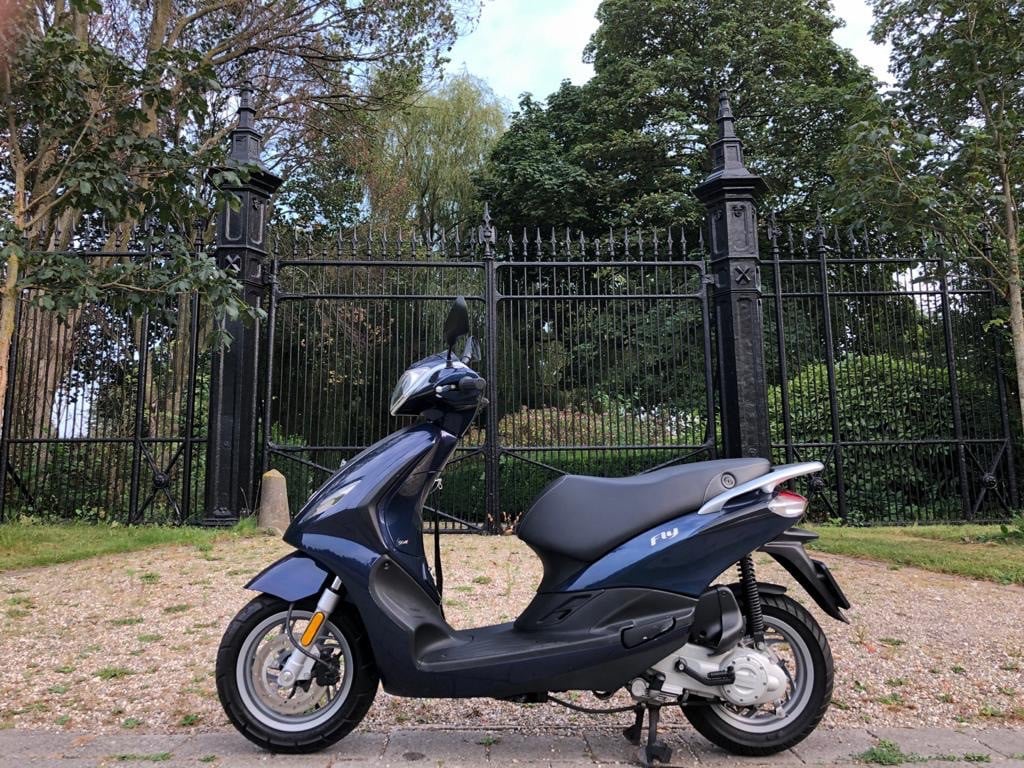 Te Koop Piaggio New Fly 2013 zeer nette staat.Blue Kleur