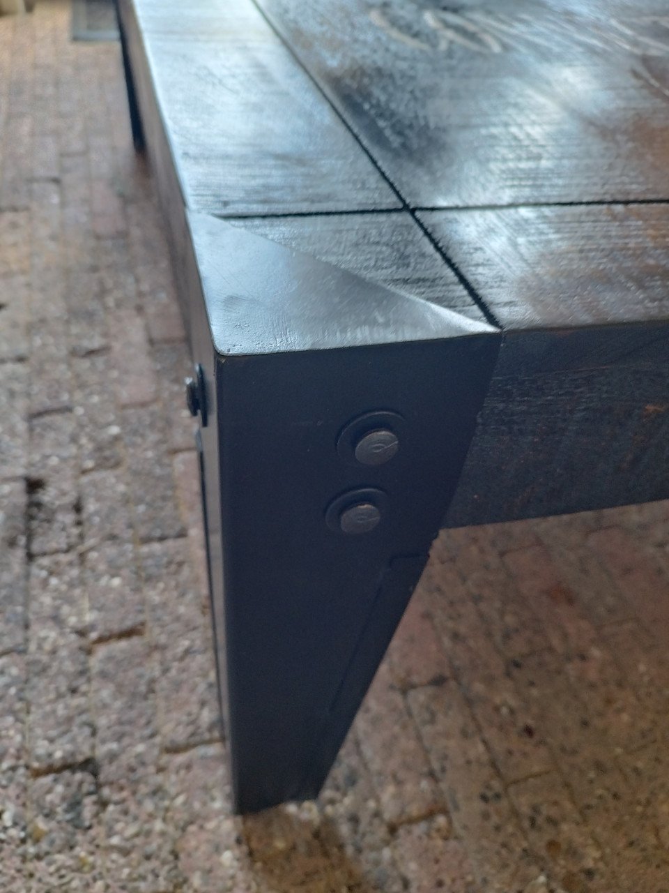 Zwarte robuuste salontafel