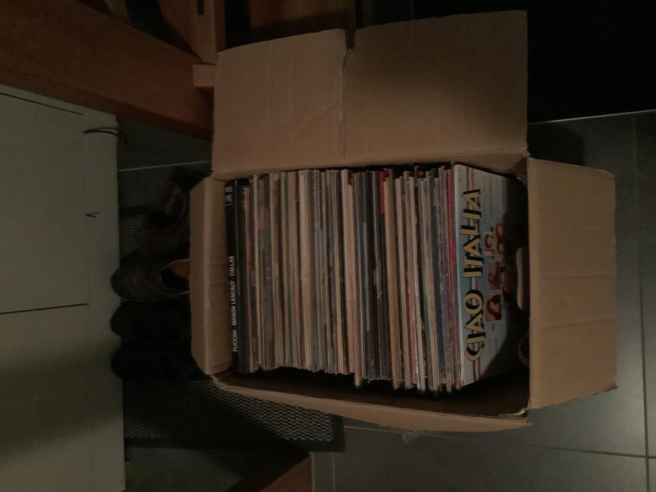 Verhuisdoos met lp’s.