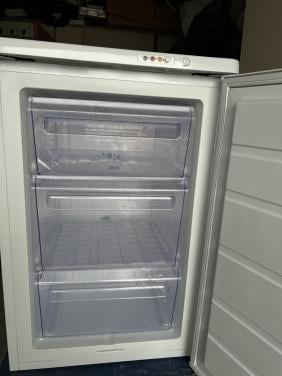 Tafelmodel Vrieskast 85x55x60 cm. Hbd. 110 liter energieklasse A+ vriezer