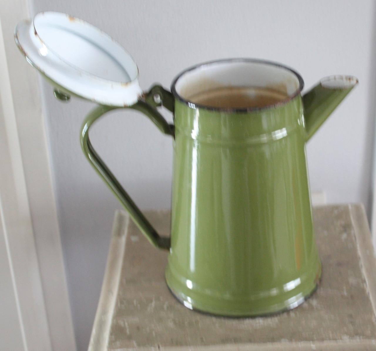 Groene emaille koffiekan