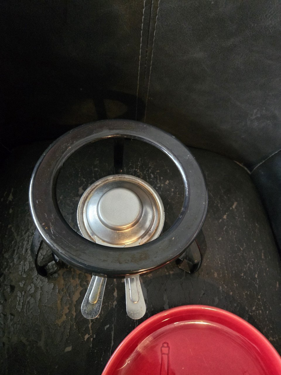 Vintage fonduepan met spiritusbrander en leuk bijpassend bord.