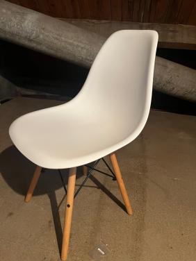 6 witte Eames stijl eetkamer stoelen