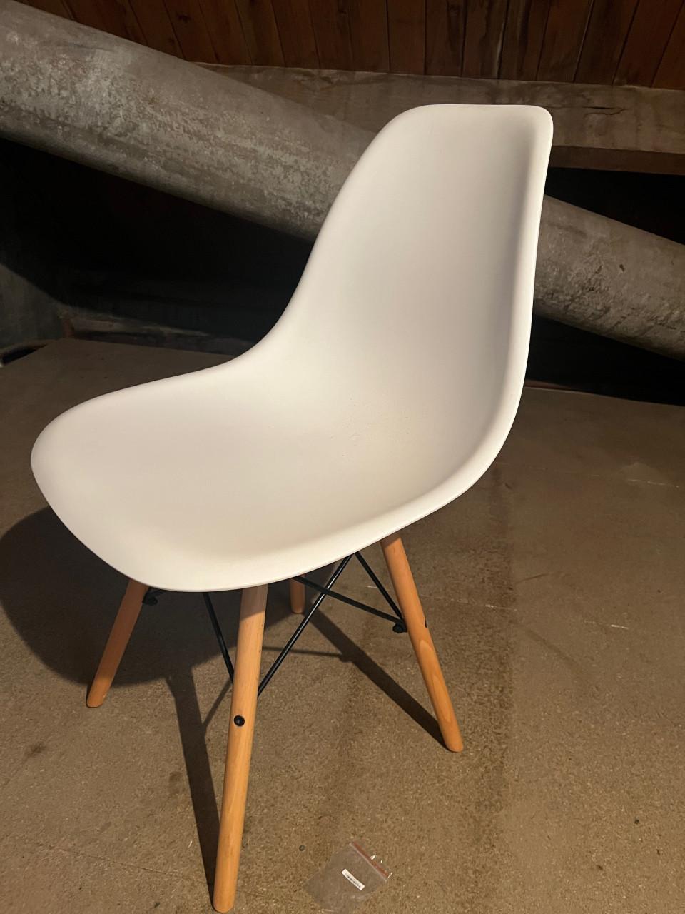 6 witte Eames stijl eetkamer stoelen