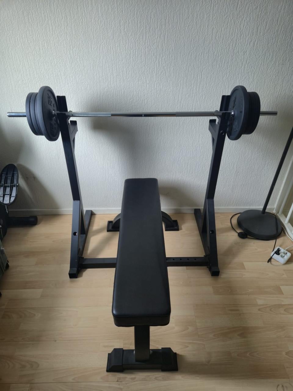 Bankdruk, boxzak, spinfiets, divers fitness materiaal