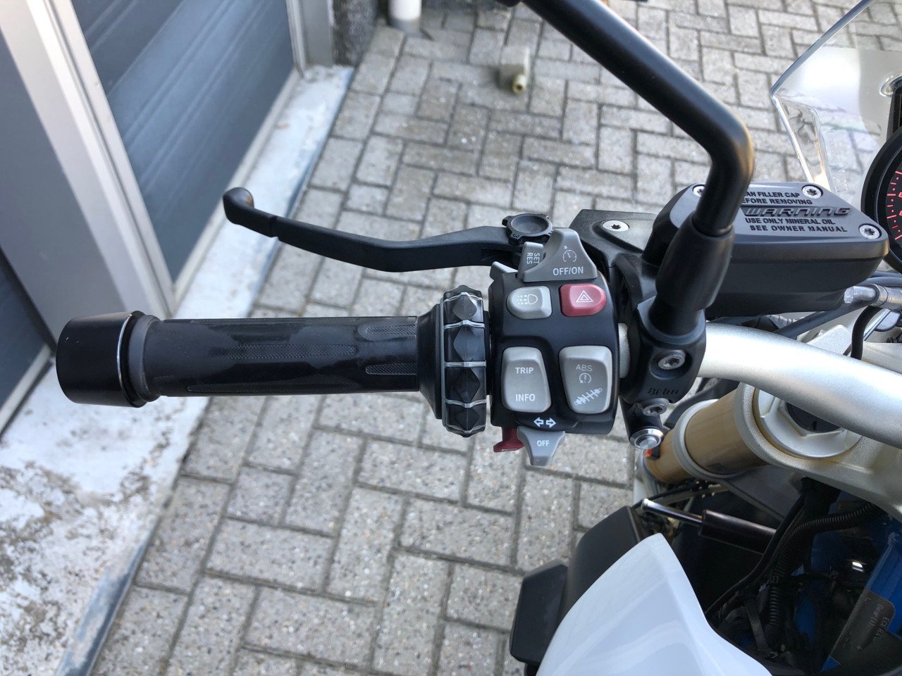 BMW R1200R LC uit 2017 met 65 dkm, full-option, kofferset, etc €8995,-