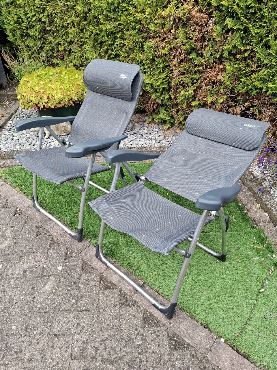 Twee Crespo tuinstoelen