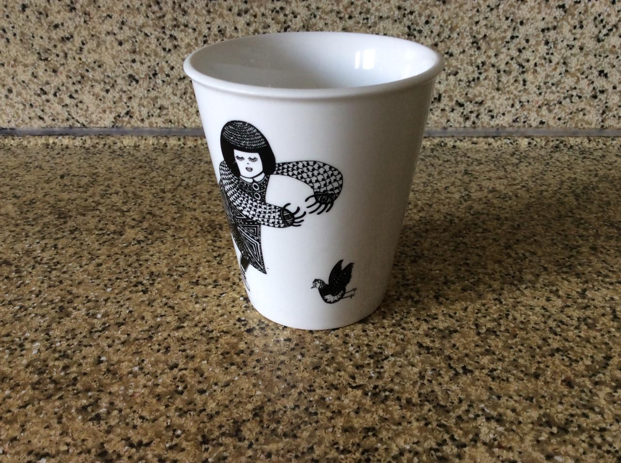 Verschillende bekers met oor van Douwe Egberts, PIP en andere merken.
