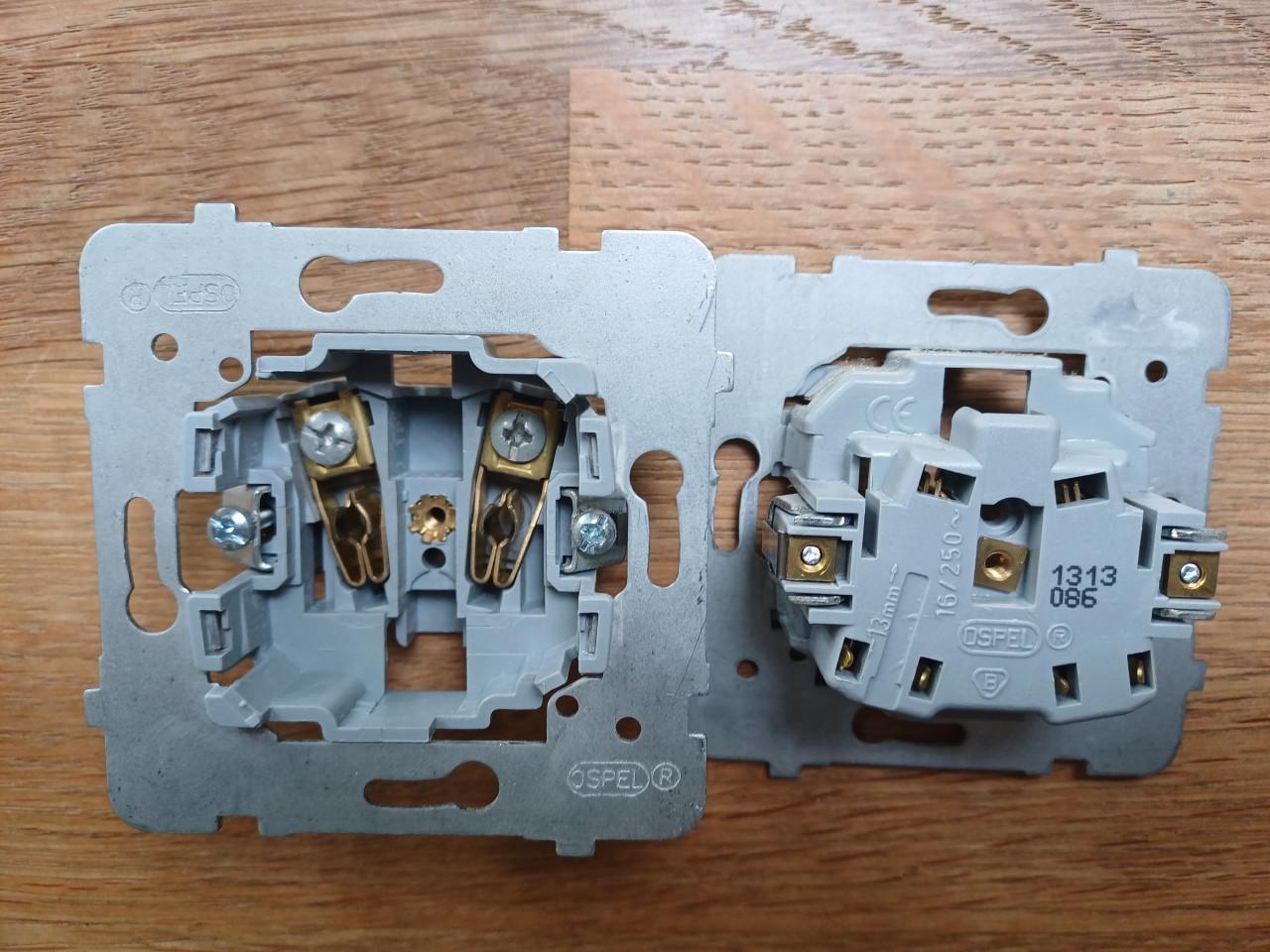 Twee dubbele inbouw stopcontacten / wandcontactdozen RA (wit)
