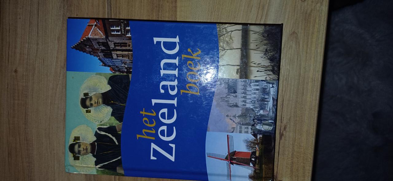 Diverse boeken over zeeland