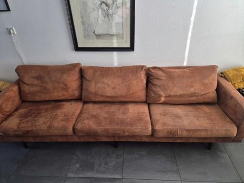 Bank. 3-4 zits. Cognac.