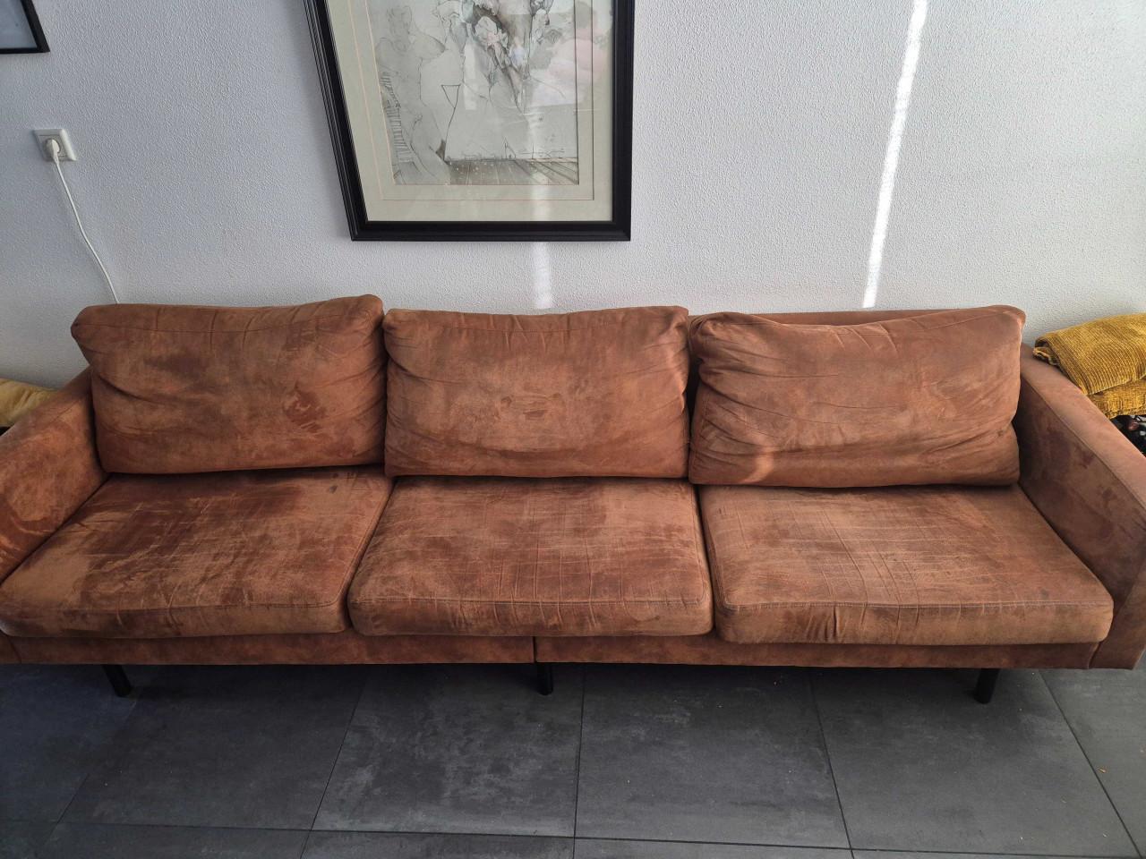 Bank. 3-4 zits. Cognac.