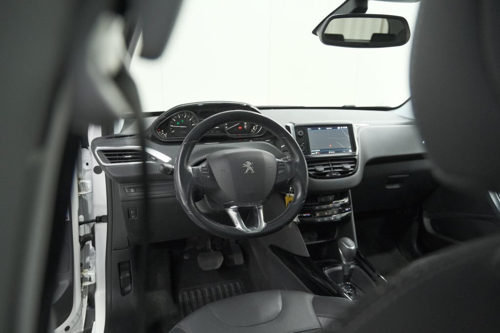 Peugeot 2008 puretech 110 eat6 allure | trekhaak | camera | panoramadak | a