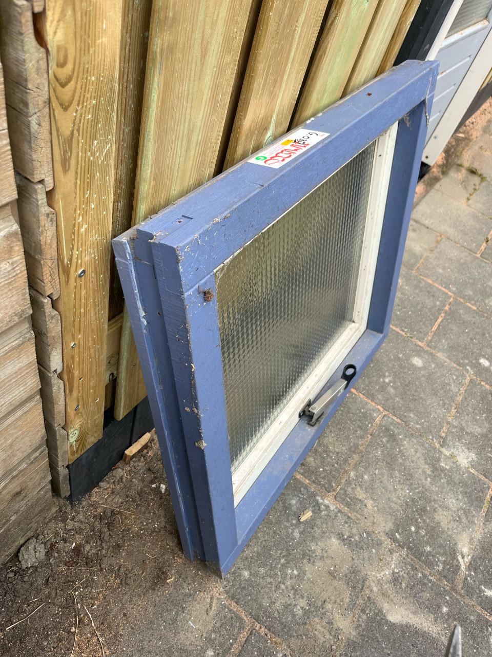 Hardhouten kozijn met klapraam