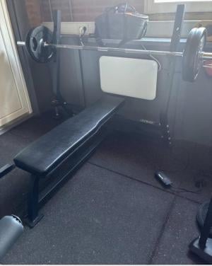 Te koop fitnessbank met halterstang en gewichten