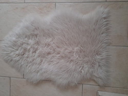 2 Vachten  (z.g.a.n.)  vachten  €7,50 per stuk