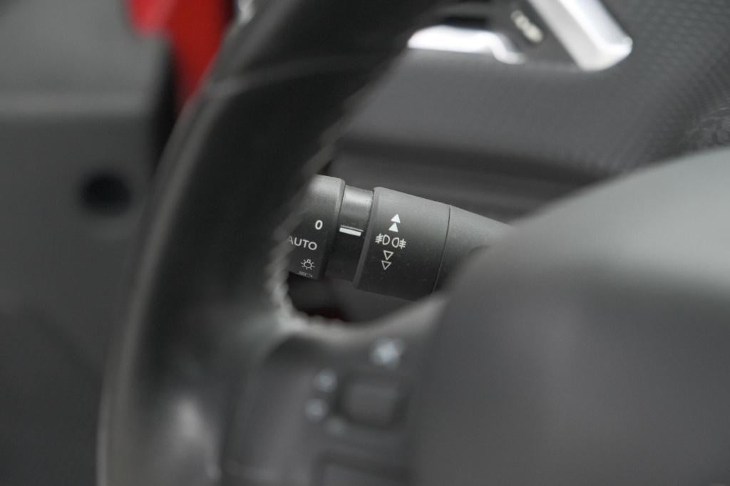 Peugeot 2008 1.2 puretech blue lease executive | all season banden | panora