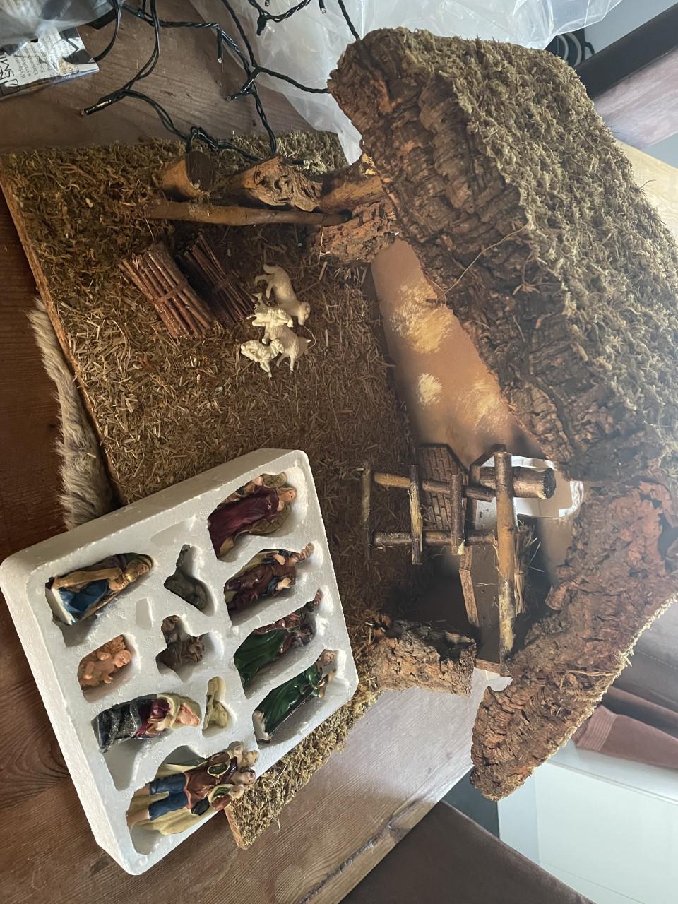 Kerststal met Bijbelse figuren