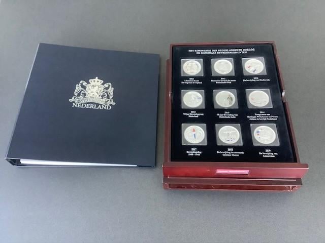 Cassette met 9 penningen “De Nationale Bevrijdingsmunten”.