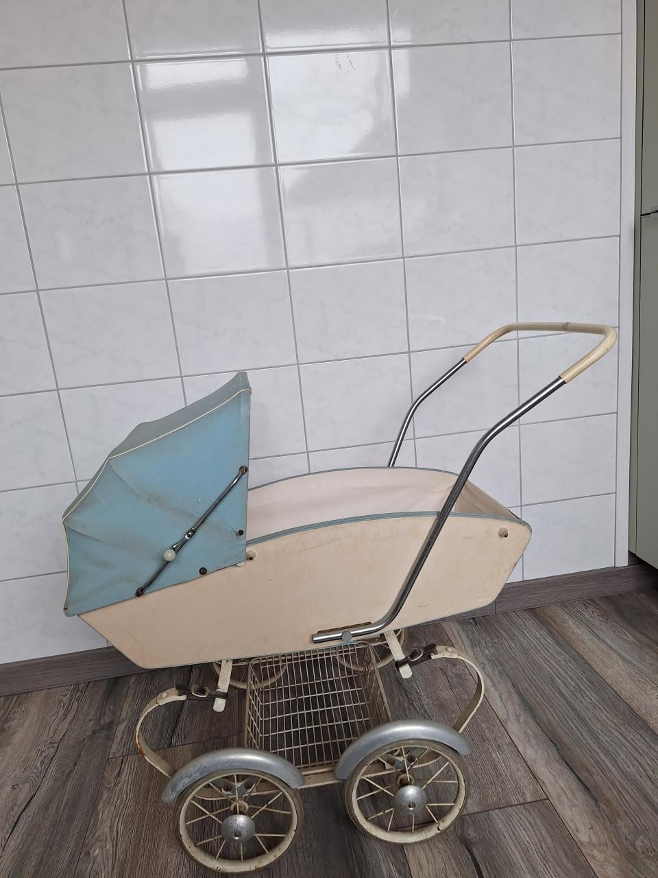 Vintage poppenwagen
