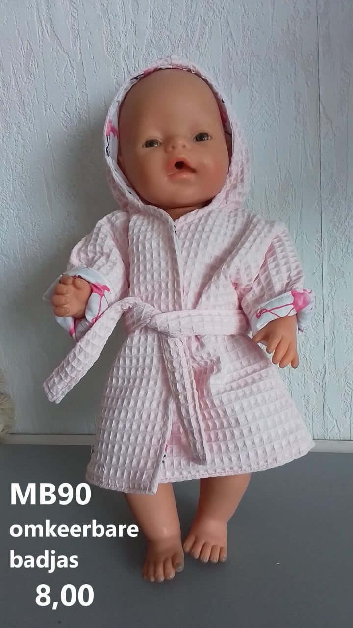 Poppenkleertjes baby born. Omkeerbare badjas. Opbrengst KiKa.