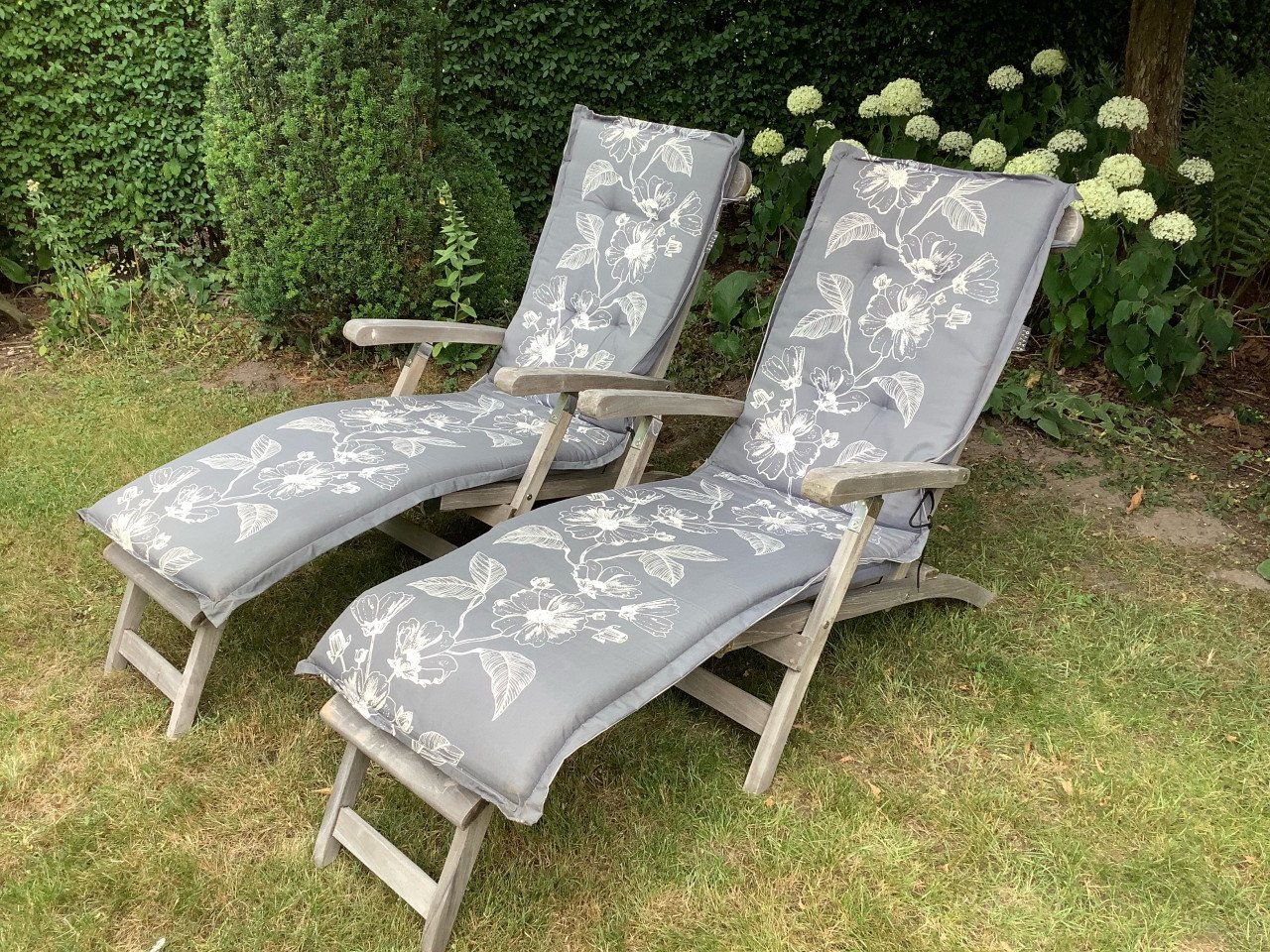 2 ligstoelen tuinstoelen deckchairs teak met gratis kussens