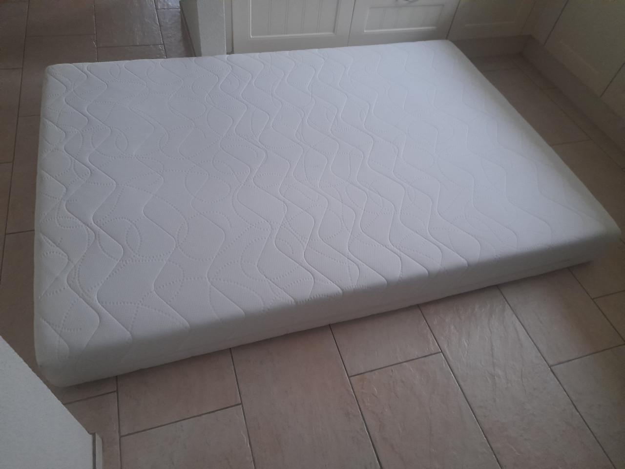 Matras 140 x 200 x 21 cm dik  ( in goede nette staat )