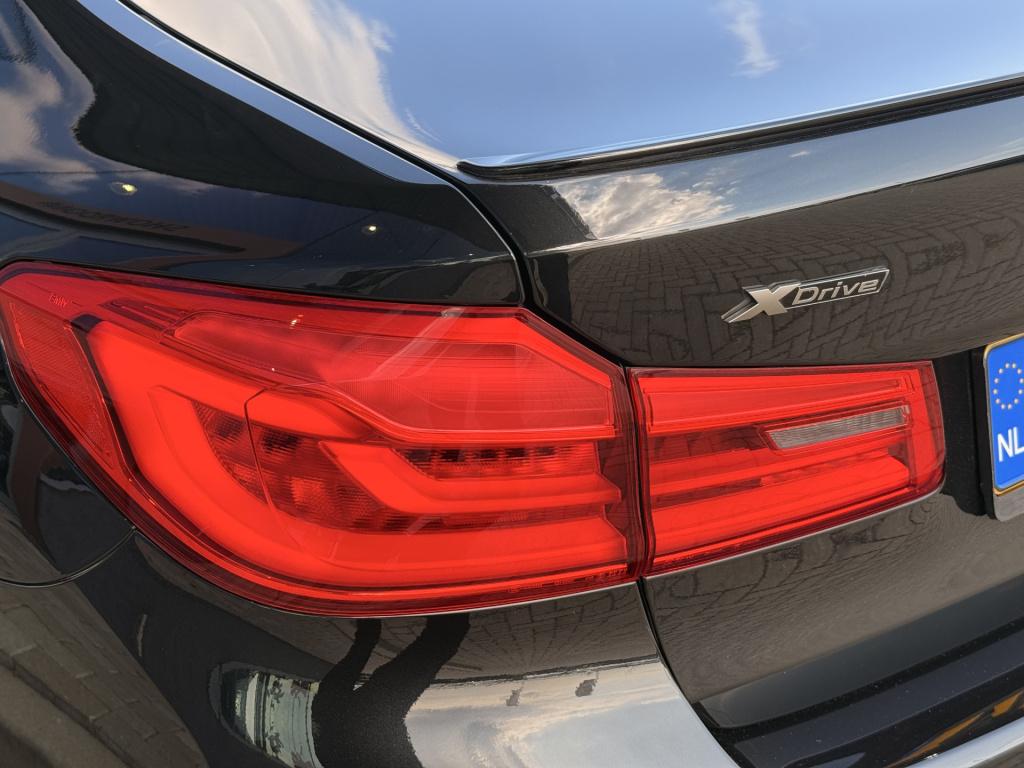 BMW 5 Serie m550i xdrive high executive | 4ws | soft-close | pano | b&w | m