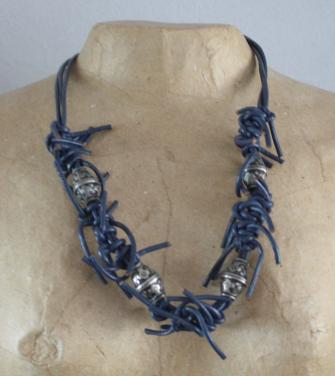 Blauwe ketting met zilveren kralen